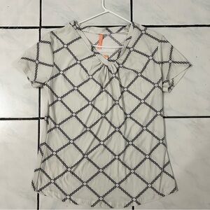 Liz&Lillim: V neck cream/white top with black chain print